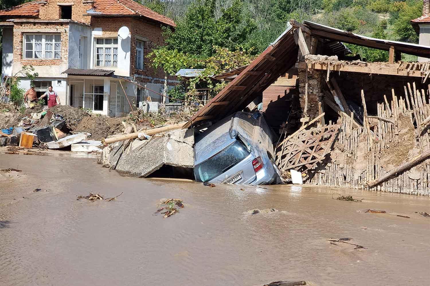 Да помогнем на пострадалите българи в наводнените карловски села да възстановят живота си